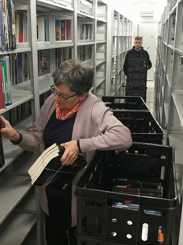 Stěhování svazků do nového kladenského depozitáře vědecké knihovny v Divadelní ulici.