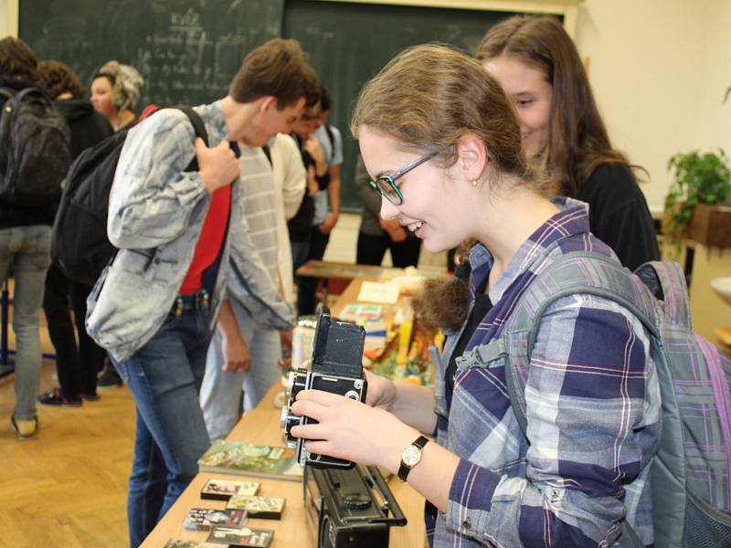 Studenti kladenského gymnázia si vyzkoušeli život před rokem 1989.