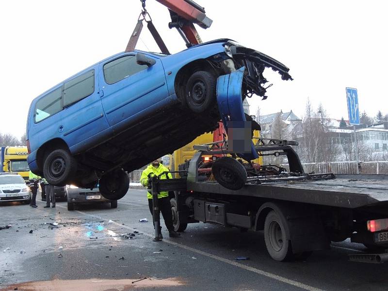 V Kladně bourala dvě auta. Jeden z řidičů od nehody utekl.