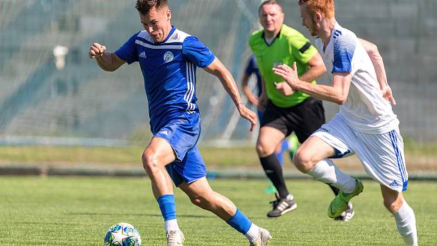 Fotbalisté SK Kladno (v bílém) hostili v přípravě Slovan Velvary. Hosté vyhráli 4:2. Pihrta stíhá Stříška