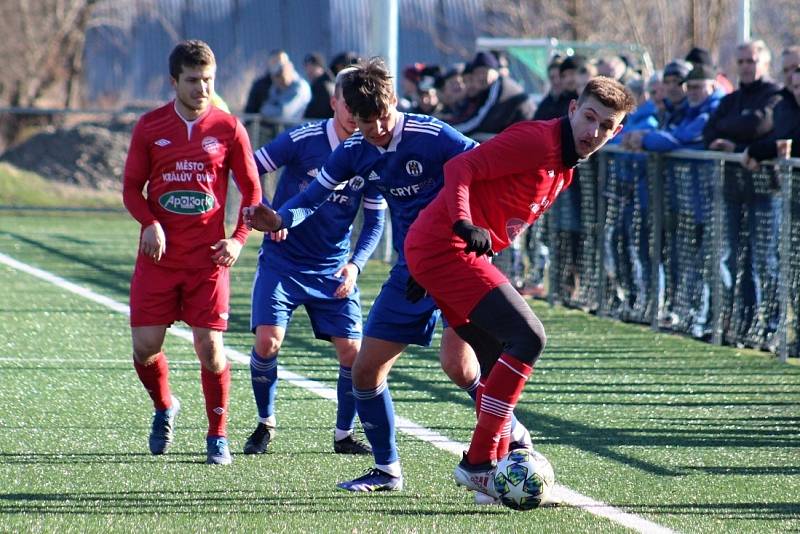 Zimní příprava: Velvary (v modrém) přehrály doma Králův Dvůr vysoko 5:0.