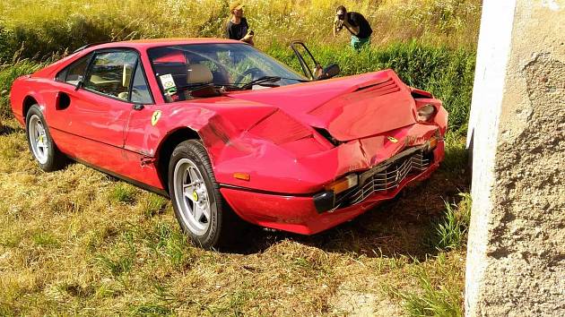 Závody narušila nehoda automobilu značky Ferrari. To řídil cizinec a naboural s ním do zastávky.