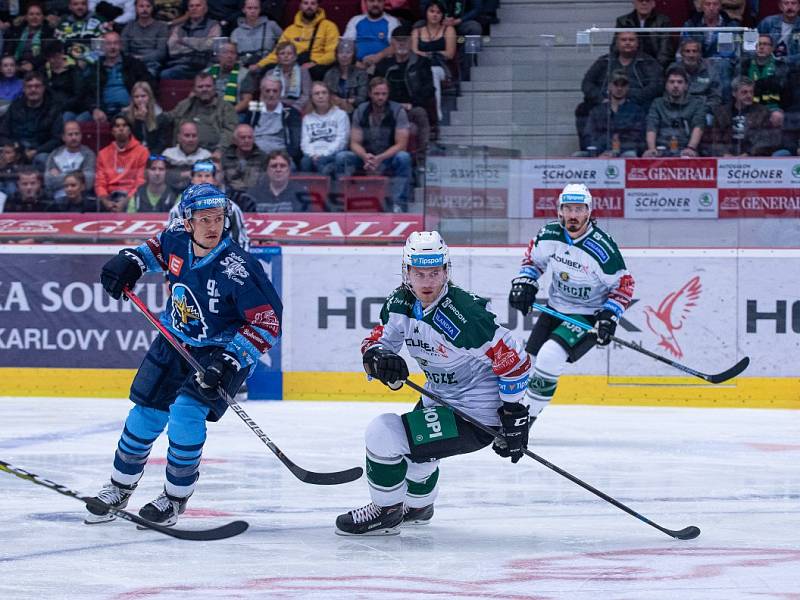 Karlovy Vary - Kladno 7:4. Jakub Strnad v boji s varskou obranou.