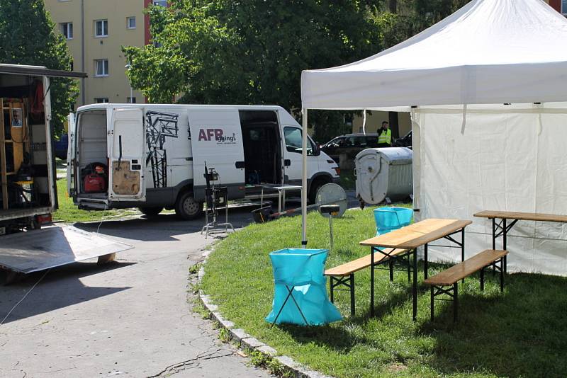 Filmový štáb pod vedením režiséra Jána Nováka natáčí Pepu také v rozdělovských věžácích. Ty mají obecně filmaři ve velké oblibě.