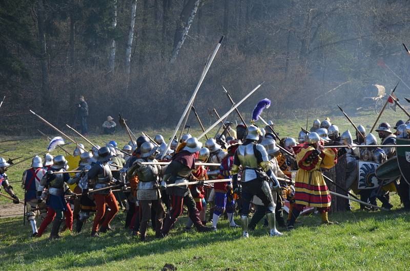 Na louce u Libušína se v sobotu rozhořela středověká bitva.