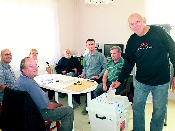 Václav Protiva z Trpoměch volí přímo v pokoji svého rodinného domu, který slouží jako volební místnost 