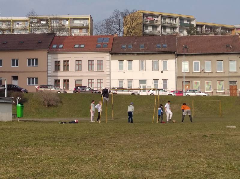 Ve Slaném radnice dětská hřiště neotevře. Pouze venkovní sportoviště.