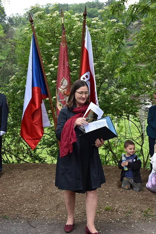 Odhalení pomníku obětem vlakového neštěstí v Zákolanech.