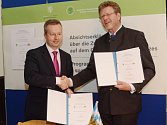 Ministři životního prostředí České republiky a Bavorska, Richard Brabec (vlevo) a Marcel Huber podepsali společnou dohodu o spolupráci.