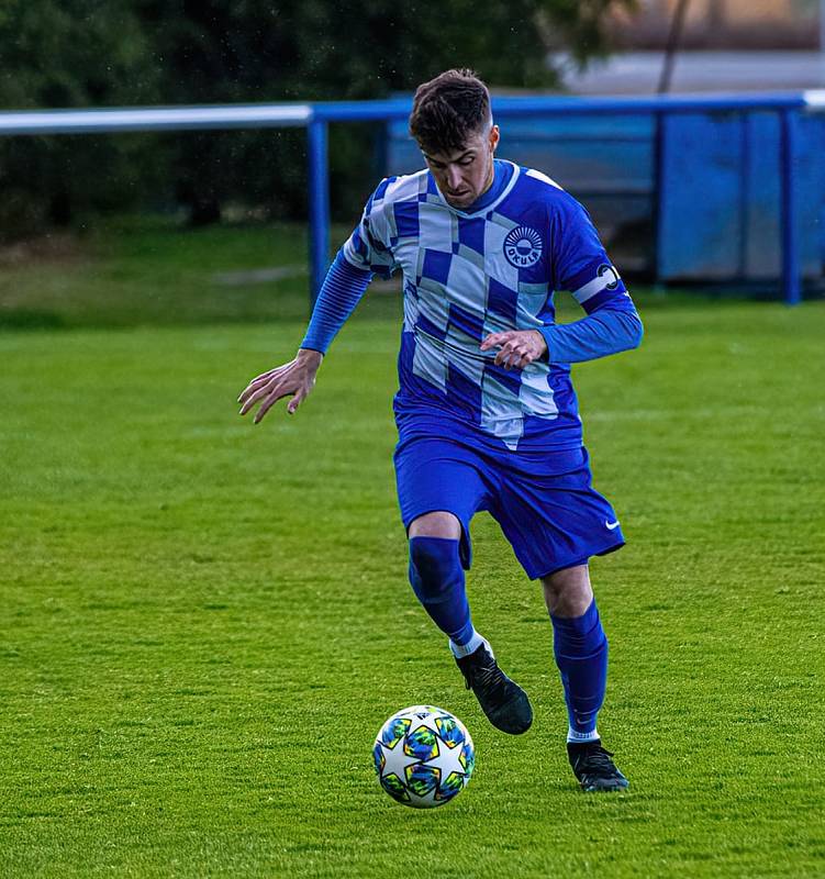 Fotbalisté FK Okula Nýrsko (na archivním snímku hráči v modrobílých dresech) skončili v letošní sezoně krajského přeboru na druhém místě.