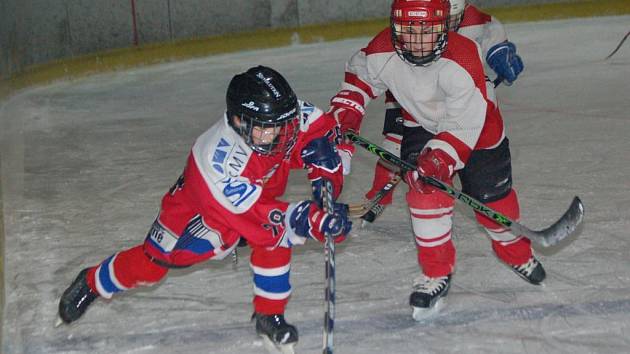 Hokejisté 4. třídy HC Klatovy podlehli v utkání přeboru Plzeňského a Karlovarského kraje svým hostům z Mariánských Lázní vysoko 1:8. Na snímku stíhá hostujícího protihráče klatovský Miroslav Koutník (vpravo)