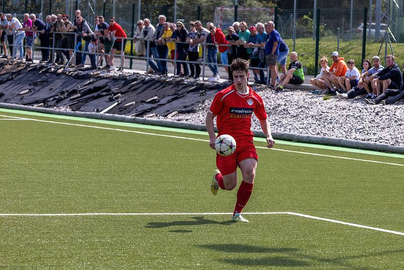 I. B třída, skupina B, 23. kolo: SK Klatovy 1898 B (na snímku fotbalisté v červených dresech) - SK Bolešiny (modří) 2:0.