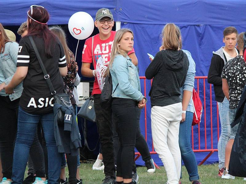 Během festivalu Open Air Lázně v Klatovech vystoupil zpěvák Ben Cristovao.