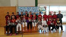 Krajská liga mládeže v karate v Klatovech: Horní řada zleva: pořadatelé soutěže - aktivní členové Karate Klubu Klatovy. Dolní řada zleva (děti KK Klatovy, které soutěžily i v kumite): Radka Ouřadová, Romana Moravcová, Dominik Bílek, Kristýna Černá, Lucie 