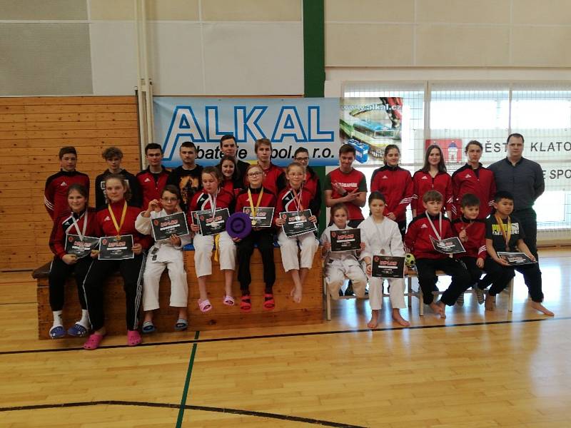 Krajská liga mládeže v karate v Klatovech: Horní řada zleva: pořadatelé soutěže - aktivní členové Karate Klubu Klatovy. Dolní řada zleva (děti KK Klatovy, které soutěžily i v kumite): Radka Ouřadová, Romana Moravcová, Dominik Bílek, Kristýna Černá, Lucie 