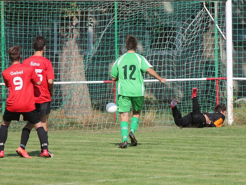 Luby (v červeném) zvítězily v krajské soutěži dorostu nad Hradešicemi 5:3