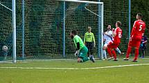 Fotbalisté TJ Sušice B (na archivním snímku fotbalisté v bílých dresech) zvítězili na hřišti Janovice 6:3 a přezimují na pátém místě.