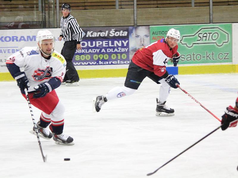 Hokejisté SHC Klatovy (červené dresy) porazili doma v přípravě HC David Servis 4:2.