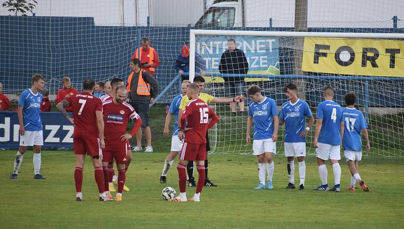 6. kolo FORTUNA divize A: SK Klatovy 1898 (na snímku hráči v červených dresech) - TJ Jiskra Domažlice B 2:1 (0:1).