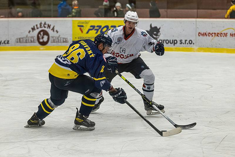 SHC Klatovy (na archivním snímku hokejisté v bílých dresech) v sobotu proti Stadionu Vrchlabí nehrál. Toho využil Jablonec, který prohrál v Chebu po nájezdech, ale díky získanému bodu Západočechy v tabulce přeskočil.