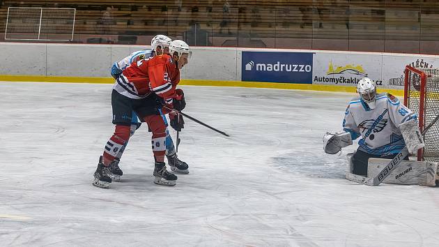 Hokejisté HC Stadion Cheb (na archivním snímku hráči v bílých dresech) porazili ve středečním utkání 12. kola nadstavby SHC Klatovy (červení).