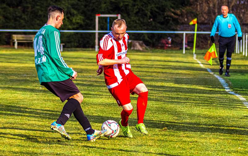 Fotbalisté TJ Start Luby (na archivním snímku hráči v červených dresech) nestačili v sobotním utkání 25. kola I. A třídy na Kralovice, kterým podlehli 1:4.