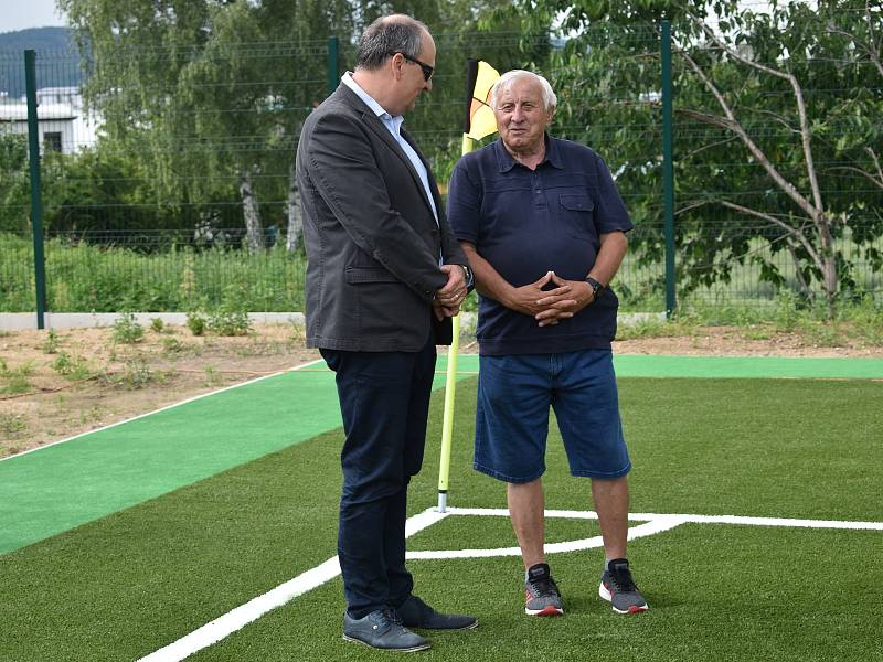 Fotbalové hřiště s umělou trávou bylo slavnostně otevřeno.