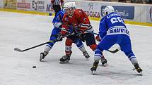 Hokejisté SHC Klatovy (na archivním snímku hráči v červených dresech) přerušili sérii šesti porážek v řadě, když v sobotním utkání 20. kola západní konference druhé ligy uspěli na ledě posledního Hronova 4:2.