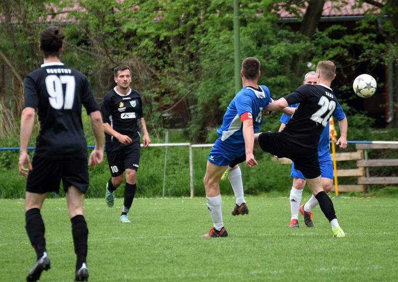 Fotbalisté TJ Měcholupy (na archivním snímku hráči z nedávného zápasu ve Štěnovicích - 2:1) porazili outsidera z Kasejovice 5:2.