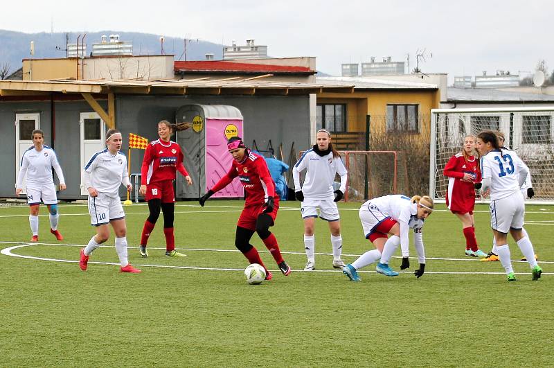 Zimní příprava, ženy: SK Klatovy 1898 (na snímku fotbalistky v červených dresech) - FC Viktoria Plzeň B / TJ VS Plzeň (bílé dresy) 0:6 (0:2).