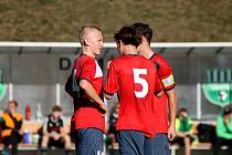 Dorost fotbalové Jesenice (červení) uspěl ve Voticích 2:1.