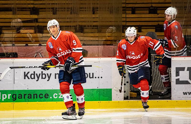 Hokejisté SHC Klatovy (na archivním snímku hráči v červených dresech) na úvod nové sezony podlehli HC Baník Příbram 4:6.