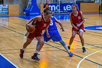 3. kolo západočeské ligy žen: BK Lokomotiva Karlovy Vary - BK Klatovy (na snímku basketbalistky v červených dresech) 52:56.