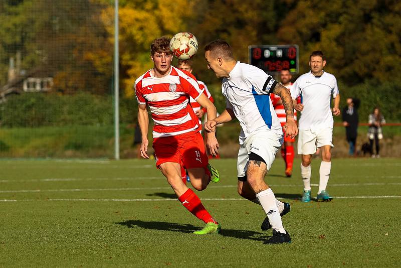 Fotbalisté TJ Sušice B (na archivním snímku fotbalisté v bílých dresech) zvítězili na hřišti Janovice 6:3 a přezimují na pátém místě.