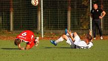 Fotbalisté TJ Sušice B (na archivním snímku fotbalisté v bílých dresech) zvítězili na hřišti Janovice 6:3 a přezimují na pátém místě.