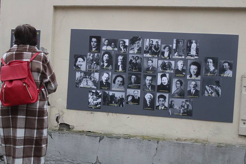 Setkání u pomníku obětem holocaustu v Klatovech k 10. výročí jeho odhalení.