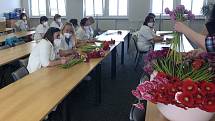 Předávání květin v Klatovské nemocnici.