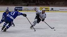 Hokejisté SHC Klatovy (na archivním snímku hráči v bílých dresech) podlehli Táboru (modří) i podruhé v sezoně. Znovu výsledkem 1:5, tentokrát však na jeho ledě.