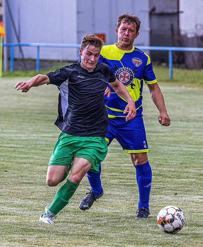 IV. třída, skupina A: SK Kovodružstvo Strážov B (černo-zelení) - Sokol Neznašovy (modré dresy) 1:3.