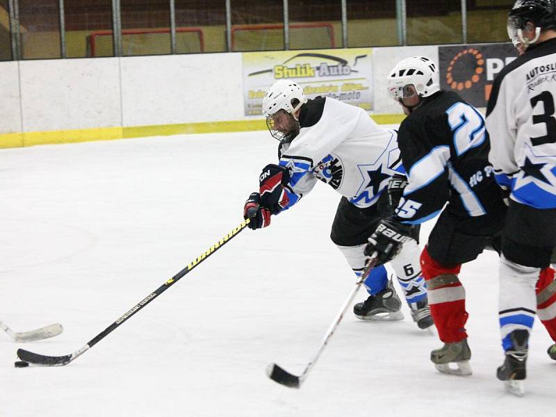 Šumavská liga amatérského hokeje: HC AutoKempf (bílé dresy) - HC Poběžovice 6:1