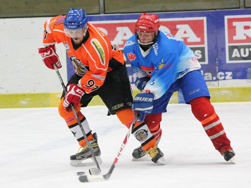 Šumavská liga amatérského hokeje: AHC Vačice (oranžové dresy) - HC 2009 Nýrsko 8:4 