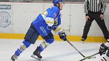 11. kolo jižní skupiny 2. ligy 2021/2022: HC Řisuty (modří) - SHC Klatovy (bílé dresy) 4:5.
