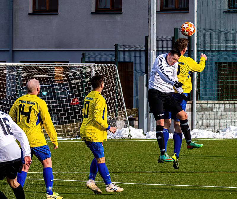 Z archivu: Fotbalisté TJ Sokol Mochtín (žlutí) porazili Svéradice 6:1.