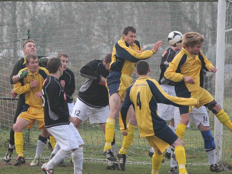 1. B třída: Hradešice (ve žlutém) - Přeštice B 2:1.