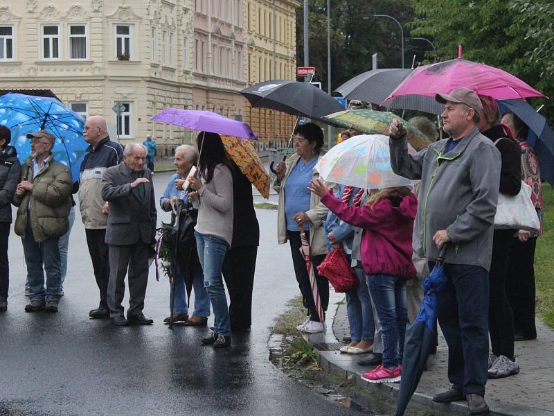 Odhalení pamětní desky na počest klatovským dragounům.