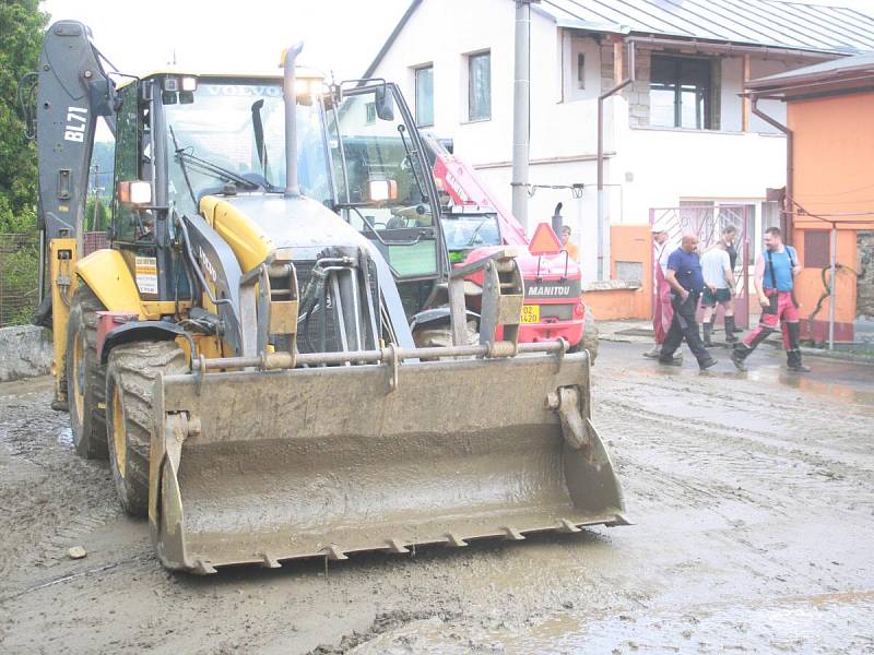 Ve Svrčovci odklízeli nánosy bahna po středečních přívalových deštích