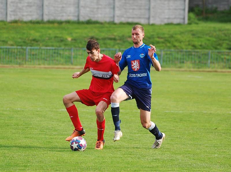 Fotbalisté TJ Sokol Mochtín (na archivním snímku hráči v červených dresech ze zápasu v Tachově) vyzráli na domácí Hrádek, který porazili 3:1.