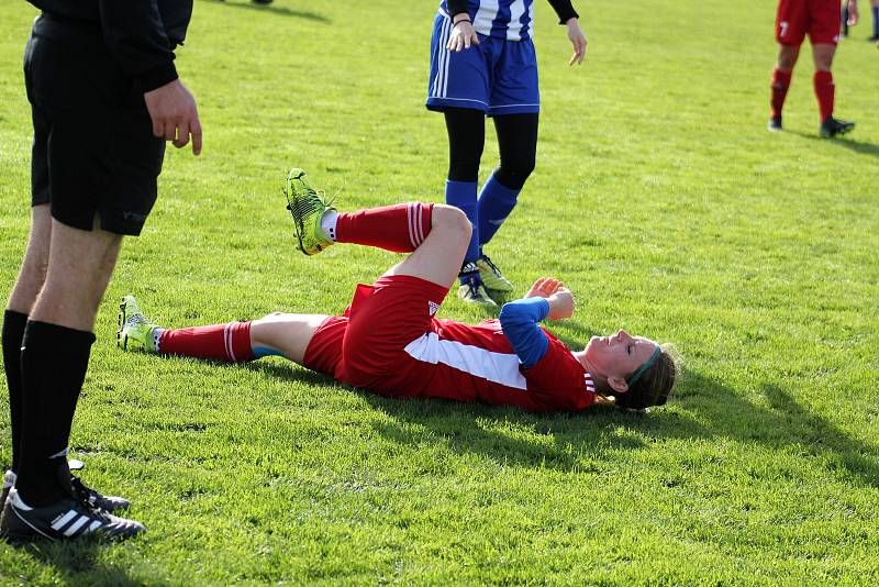 9. kolo divize žen, skupina C: SK Klatovy 1898 (na snímku fotbalistky v červených dresech) - TJ Jiskra Domažlice 1:1 (1:0).