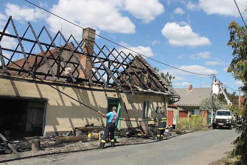 Značná část domu během rozsáhlého nočního požáru shořela.