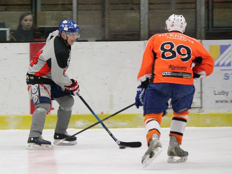 Šumavská liga amatérského hokeje: AHC Vačice (oranžové dresy) - HC Vizi Auto 6:4